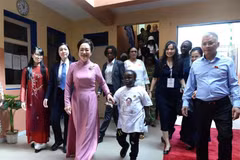 Nguyen Thi Thanh Nga, épouse du président de l'Assemblée nationale (AN), Tran Thanh Man, visite le centre ESTEL, qui prend en charge les enfants et les adolescents présentant une déficience intellectuelle, à Dakar, le 23 juin au matin (heure locale). (Photo : VNA)