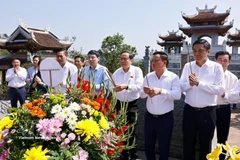 Le président de l’Assemblée nationale Trân Thanh Mân rend hommage au Président Hô Chi Minh au temple Chung Son, dédié à ses ancêtres. Photo : VNA