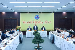 Le Premier ministre Pham Minh Chinh s'adresse aux membres du Comité permanent du Parti de Da Nang lors d'une séance de travail le 28 février. (Photo : VNA)