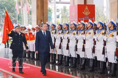 Le secrétaire général du Parti, To Lam, passe en revue la garde d'honneur de la Marine populaire vietnamienne lors de la cérémonie qui s'est déroulée dans la ville de Hai Phong le 28 février. (Photo : VNA)