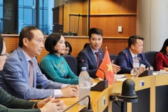 La vice-présidente de l'Assemblée nationale, Nguyen Thi Thanh (3e à partir de la gauche), lors de sa rencontre avec le vice-président du Parlement européen, Younous Omarjee (Photo : daibieunhandan.vn)