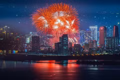 La ville de Da Nang dévoile sa beauté moderne sous un ciel embrasé par les feux d’artifice. Photo : VNA