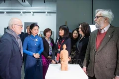 Madame Ngo Phuong Ly, épouse du secrétaire général du Comité central du Parti communiste du Vietnam To Lam, visite l'Institut d'art de l'Académie d'État de Moscou V.I. Sourikov. Photo : VNA