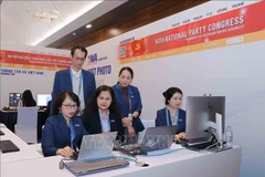 La vice-directrice générale de l’Agence vietnamienne d’information (VNA), Nguyên Thi Su (au centre), dirige et supervise le travail au sein de la zone d’opérations de la VNA. Photo : VNA