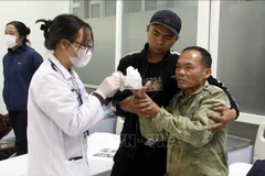 Des médecins et infirmiers du Centre d’urgence et de transport 115 de l’Hôpital général n°1 de Bac Ninh prodiguent les premiers secours à un patient. Photo : VNA
