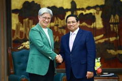 Le Premier ministre Pham Minh Chinh serre la main de la ministre australienne des Affaires étrangères, Penny Wong, à Hanoi, le 20 août. Photo : VNA