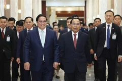 Le Premier ministre Pham Minh Chinh (gauche) et le vice-président de l'État lao Bounthong Chitmany. Photo : VNA