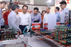 Le ministre de l'Éducation et de la Formation, Hoang Minh Son, et une délégation visitent un espace d'innovation interdisciplinaire conçu par l'Université des sciences et technologies de Hanoï. Photo : VNA