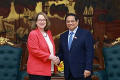 Le Premier ministre Pham Minh Chinh et la présidente de la Commission d'examen de la sécurité et de l'économie américano-chinoise (USCC) du Congrès américain Reva Price. Photo : VNA
