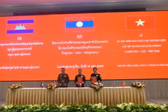 Les ministres de la Défense du Vietnam, du Laos et du Cambodge signent le compte rendu de leur réunion annuelle à Vientiane, le 15 octobre. (Photo : VNA)