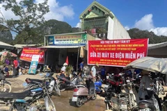 Au carrefour Roi à Tan Ky, des centaines de motos font la queue chaque jour, attendant patiemment leur tour pour être soignées. (Photo : VNA)