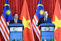 Le Premier ministre vietnamien Pham Minh Chinh (gauche) et son homologue malaisien Anwar Ibrahim. Photo : VNA