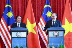 Le Premier ministre vietnamien Pham Minh Chinh (gauche) et son homologue malaisien Anwar Ibrahim. Photo : VNA