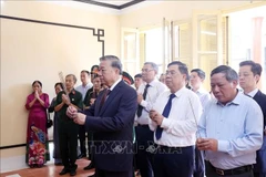 Le leader du Parti To Lam rend hommage au Président Ho Chi Minh à la maison historique du 48 Hàng Ngang à Hanoï. Photo : VNA