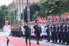 Le général d’armée Phan Van Giang, membre du Bureau politique, vice-secrétaire de la Commission militaire centrale et ministre de la Défense (centre) et le colonel général Zakir Hasanov, ministre de la Défense de l’Azerbaïdjan. Photo : VNA
