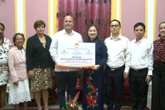 Truong Thi Ngoc Anh, vice-présidente du Comité central du Front de la Patrie du Vietnam, offre des cadeaux au Comité de défense de la révolution de Cuba en septembre 2023. Photo : VNA 