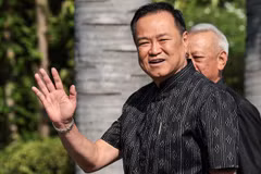 Le Premier ministre par intérim de Thaïlande et chef du parti Bhumjaithai, Anutin Charnvirakul, fait un geste en se rendant à une réunion du cabinet à la Maison du gouvernement, après la victoire de son parti aux élections générales, à Bangkok, en Thaïlande, le 10 février 2026. (Photo : Reuters)
