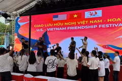  Le Festival d’amitié Vietnam – États-Unis (U.S.-Vietnam Friendship Festival) a été officiellement inauguré dans la soirée du 6 septembre à Hô Chi Minh-Ville. photo htv.com.vn