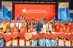 La vice-présidente de l’Assemblée nationale Nguyen Thi Thanh, la ministre de la Sané Dao Hong Lanet les délégués lors de l'événement. Photo d'illustration : Nhan dan.vn