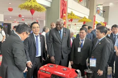 Le président de l'Assemblée nationale du pouvoir populaire et du Conseil d'État de Cuba, Esteban Lazo Hernández, étudie les modèles et équipements de production agricole à l'Université de technologie et d'éducation de Hô Chi Minh-Ville. (Photo : VNA)