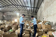 Des agents de la gestion du marché de Quang Ninh inspectent un entrepôt suspect. Photo : VNA