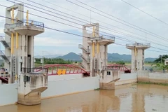 La province d'An Giang ferme l'écluse de Trà Sư pour bloquer les inondations, aidant ainsi les agriculteurs en aval à terminer la récolte de leur riz d'été-automne et à commencer les semis de la récolte d'automne-hiver dans les délais prévus. Photo : VNA