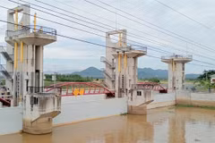 La province d'An Giang ferme l'écluse de Trà Sư pour bloquer les inondations, aidant ainsi les agriculteurs en aval à terminer la récolte de leur riz d'été-automne et à commencer les semis de la récolte d'automne-hiver dans les délais prévus. Photo : VNA