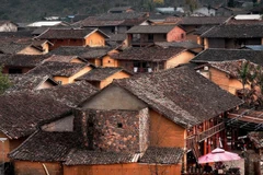 Les toits yin-yang, une caractéristique des maisons des Lô Lô au village de Lô Lô Chai. Photo ; VNA