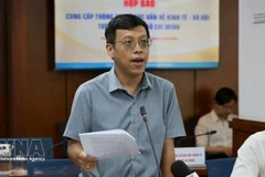 Nguyen Hoang Anh, chef adjoint de la Division des politiques générales du département des finances municipal, prend la parole lors du point de presse. (Photo : VNA)