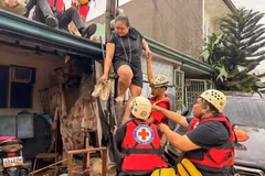 Des secouristes évacuent des habitants d'une zone inondée par le typhon Kalmaegi dans la province de Cebu, aux Philippines, le 4 novembre 2025. (Photo : Xinhua/VNA)