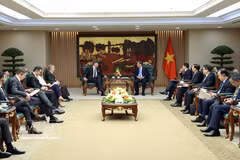 Lors de la rencontre entre le vice-Premier ministre permanent Pham Gia Tuc et le secrétaire d’État adjoint américain Christopher Landau. Photo : VNA