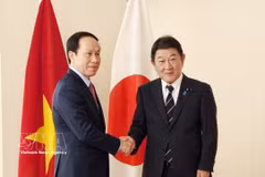 Le vice-Premier ministre vietnamien Lê Tiên Châu (gquche) et le ministre japonais des Affaires étrangères, Motegi Toshimitsu. Photo : VNA