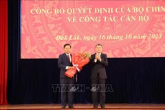 Lê Minh Hung, membre du Bureau politique, secrétaire du Comité central du Parti et chef de la Commission d’organisation du Comité central (droite). apprécie les qualités et les compétences de Luong Nguyên Minh Triêt, un cadre jeune, bien formé. Photo : VNA