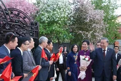 Le secrétaire général du Parti communiste chinois (PCC), To Lam, son épouse et la délégation vietnamienne de haut rang sont accueillis par l'ambassade du Vietnam et les membres de la communauté au Kazakhstan le 5 mai. (Photo : VNA)