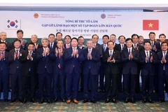 Le secrétaire général du Parti communiste du Vietnam, To Lam (centre) et des dirigeants des grandes entreprises sud-coréennes. Photo : VNA
