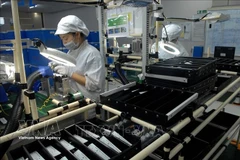 Chaîne de production d’équipements électroniques et de dispositifs d’éclairage pour automobiles et motocyclettes à la société Vietnam Stanley Electric Co., Ltd., à Hà Nội. Photo d’archives : VNA