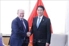 Le president Luong Cuong (droite) et le sénateur Chris Coons. Photo : VNA