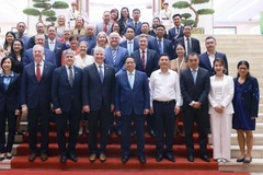 Le Premier ministre Pham Minh Chinh et les délégues. Photo : VNA