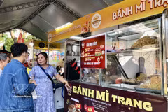 Des habitants font la queue pour déguster une marque traditionnelle et réputée de bánh mì de Saïgon. Photo : VNA