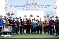 Le ministre Do Duc Duy,Mme Ramla Khalidi, représentante du PNUD au Vietnam, des autorités de la province de Thai Binh lors de la cérémonie de plantation d'arbres du Têt pour se souvenir à jamais de l'Oncle Ho. Photo : Vietnamplus