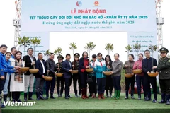 Le ministre Do Duc Duy,Mme Ramla Khalidi, représentante du PNUD au Vietnam, des autorités de la province de Thai Binh lors de la cérémonie de plantation d'arbres du Têt pour se souvenir à jamais de l'Oncle Ho. Photo : Vietnamplus