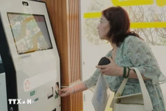 Des citoyens scannent leur carte d’identité citoyenne pour effectuer des démarches administratives. Photo : VNA