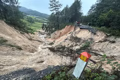 Le tronçon Km226+600 – Km226+800 du col Mimosa (côté droit) a connu de nouveaux glissements de talus et d’assise de route, sur une longueur d’environ 70 m et une profondeur de 40 m, détruisant totalement la chaussée et le talus. Photo : VNA