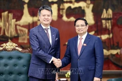 Le Premier ministre Pham Minh Chinh (droite) et le Directeur général de l’Organisation mondiale de la propriété intellectuelle (OMPI), Daren Tang. Photo : VNA