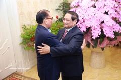 Le Premier ministre Pham Minh Chinh a rendu visite et présenté ses vœux à l’ancien secrétaire général du Parti Nông Duc Manh. Photo : VNA