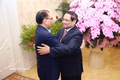Le Premier ministre Pham Minh Chinh a rendu visite et présenté ses vœux à l’ancien secrétaire général du Parti Nông Duc Manh. Photo : VNA