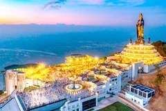 La montagne Bà Đen, à Tay Ninh, est l'une des destinations touristiques les plus prisées du pays, attirant de nombreux visiteurs venus de tout le Vietnam. Photo : sgtourism.vn