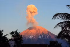 Des cendres éclatent du mont Semeru, vues de Lumajang, Java oriental, Indonésie. (Photo d'archives : Xinhua/VNA)