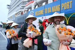 Près de 3.000 touristes arrivent dans la ville de Da Nang le premier jour du Nouvel An. Photo : VNA