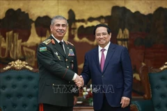 Le Premier ministre vietnamien (droite) reçoit le ministre azerbaïdjanais de la Défense. Photo : VNA